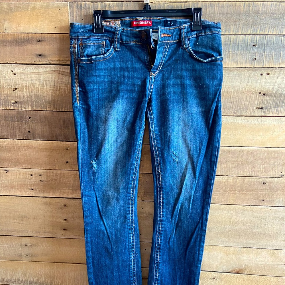 Union Bay jeans, size 9. Excellent condition, adorable back pocket detailing.